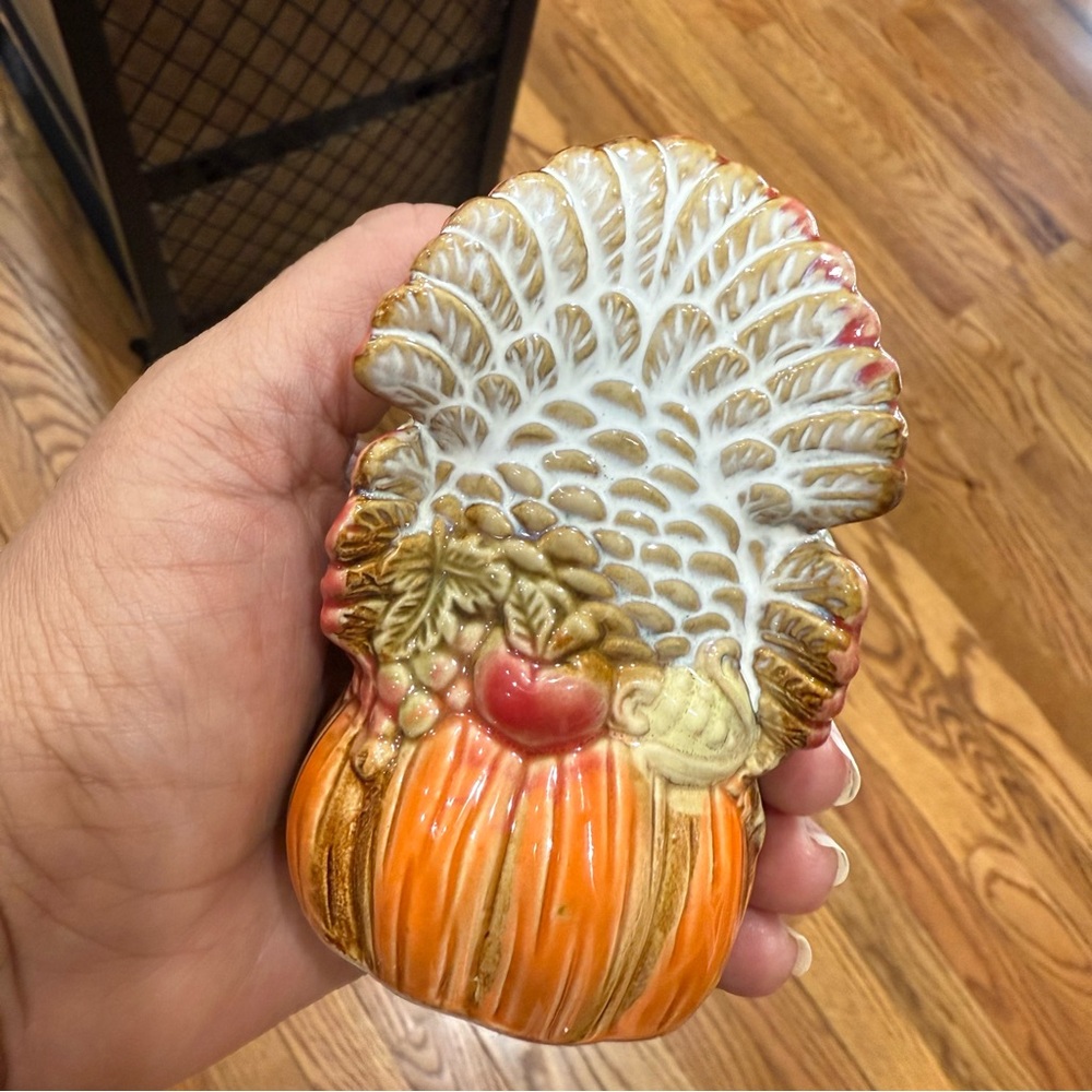 TII Vintage Salt & Pepper Turkey Shakers W/Ceramic Pumpkin Dish - Picture 11 of 16
